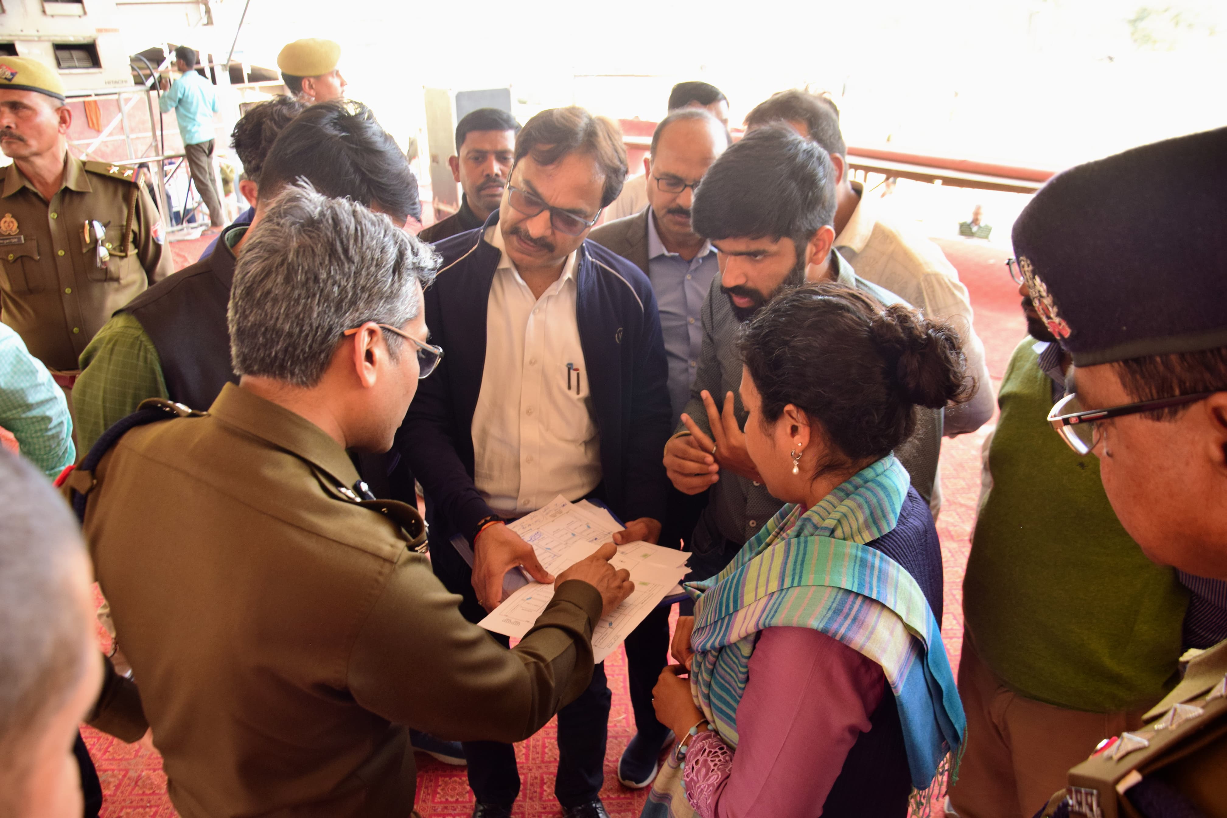 तैयारी का जायजा लेते डीएम-एसपी तैयारी का जायजा लेते डीएम-एसपी