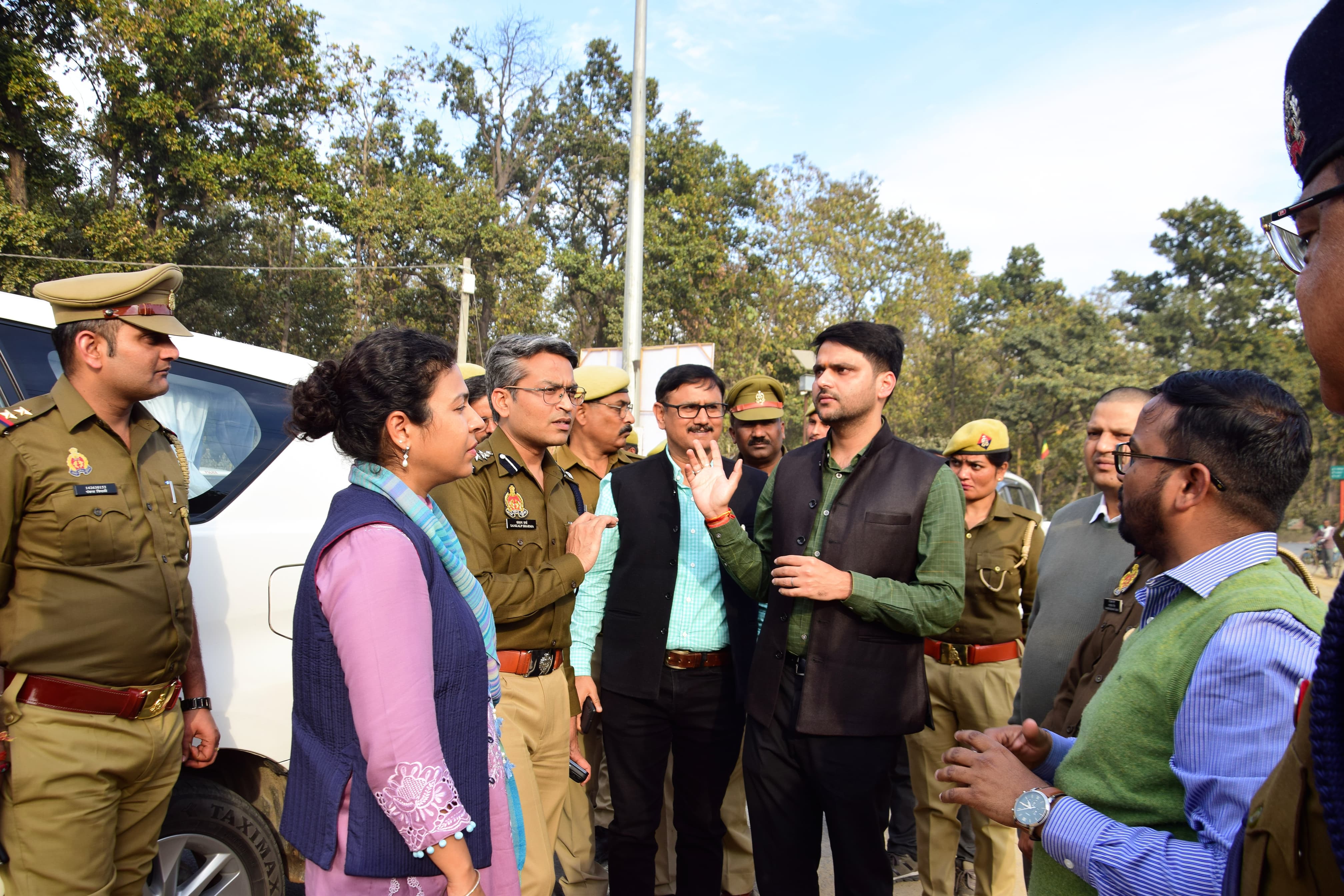 डीएम दुर्गा शक्ति नागपाल को तैयारी की जानकारी देते सीडीओ अभिषेक कुमार डीएम दुर्गा शक्ति नागपाल को तैयारी की जानकारी देते सीडीओ अभिषेक कुमार