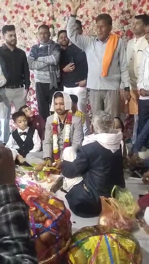 शिवपुरी में अनोखा मामला सामने आया जिसमें दूल्हे ने टीका में मिलने वाली दहेज की राशि को लौटा दिया शिवपुरी में अनोखा मामला सामने आया जिसमें दूल्हे ने टीका में मिलने वाली दहेज की राशि को लौटा दिया