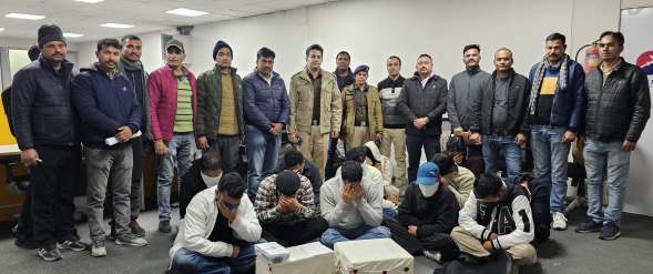 पुलिस हिरासत में पकड़े गए आराेपित और पकड़ने वाली पुलिस टीम। पुलिस हिरासत में पकड़े गए आराेपित और पकड़ने वाली पुलिस टीम।