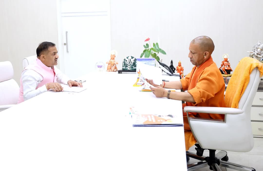 लखनऊ में मुख्यमंत्री योगी आदित्यनाथ से मिलते कुंदरकी विधायक रामवीर सिंह ठाकुर । लखनऊ में मुख्यमंत्री योगी आदित्यनाथ से मिलते कुंदरकी विधायक रामवीर सिंह ठाकुर ।