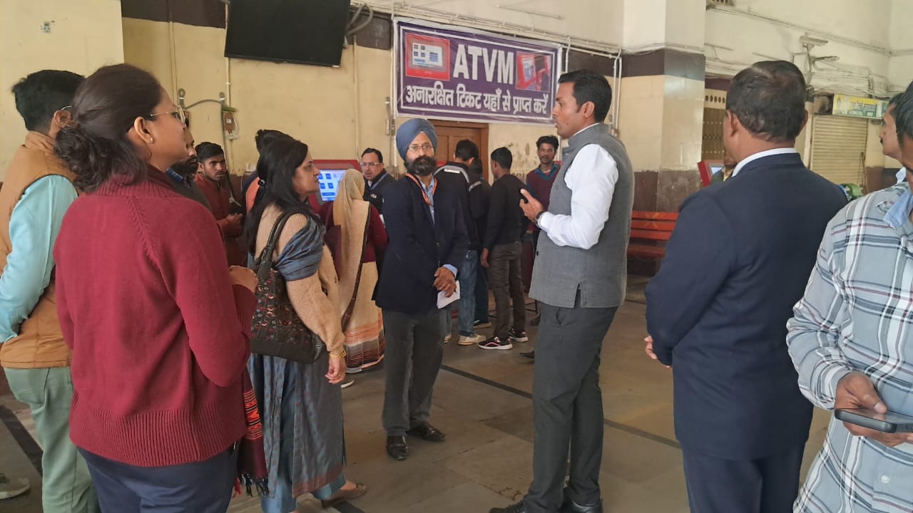 मुरादाबाद स्टेशन पर पार्सल ऑफिस, एक स्टेशन एक उत्पाद स्टाल, रिटायरिंग रूम, एटीवीएम का निरीक्षण करतीं उत्तर रेलवे की मुख्य प्रशासनिक अधिकारी पीआईएस वंदना भटनागर मुरादाबाद स्टेशन पर पार्सल ऑफिस, एक स्टेशन एक उत्पाद स्टाल, रिटायरिंग रूम, एटीवीएम का निरीक्षण करतीं उत्तर रेलवे की मुख्य प्रशासनिक अधिकारी पीआईएस वंदना भटनागर