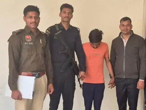 पलवल : फर्जी सिम से ठगी करने वाला युवक केजीपी एक्सप्रेस-वे से जालसाज गिरफ्तार पलवल : फर्जी सिम से ठगी करने वाला युवक केजीपी एक्सप्रेस-वे से जालसाज गिरफ्तार