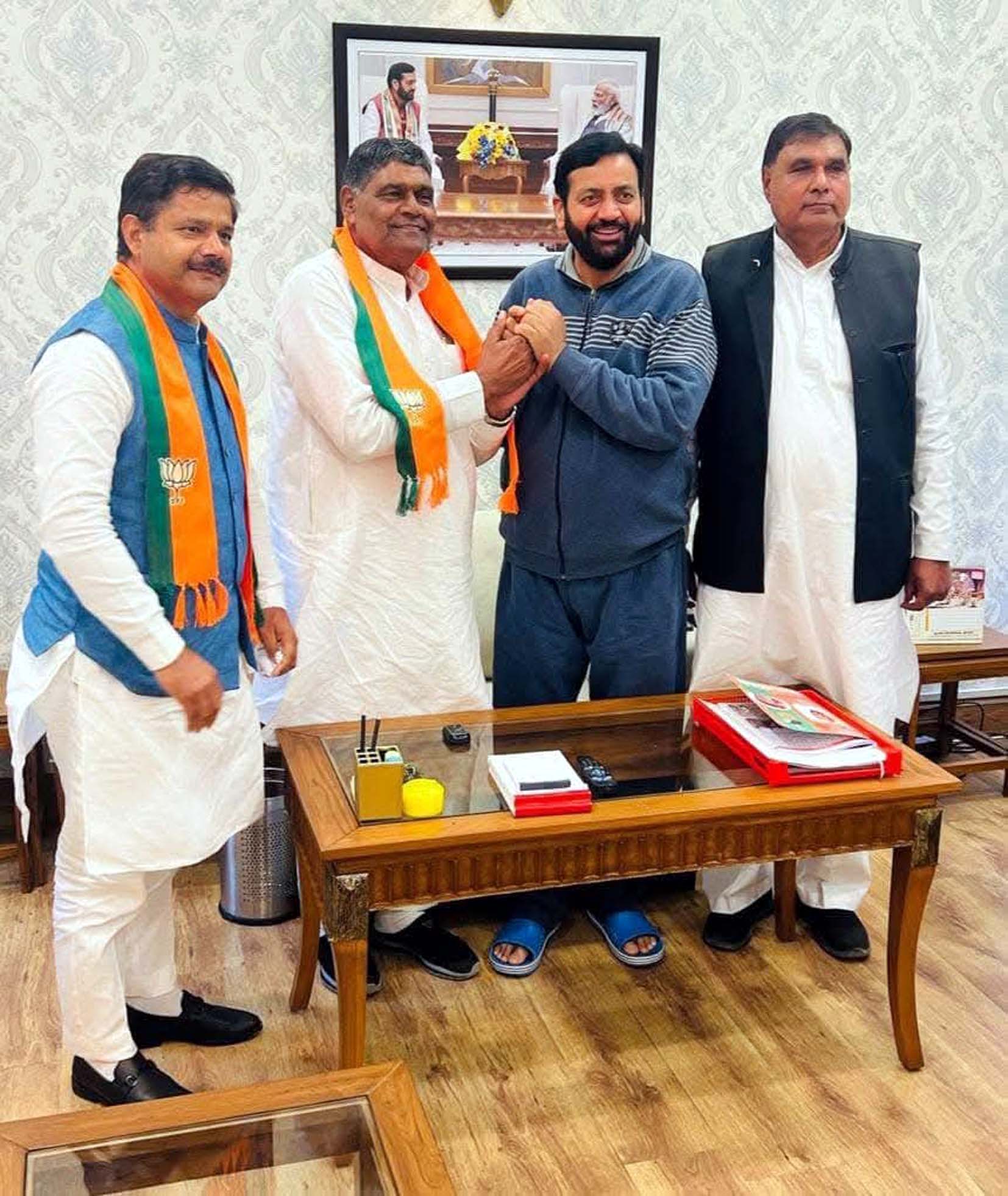 रामनिवास राड़ा को भाजपा में शामिल करते मुख्यमंत्री नायब सिंह सैनी। रामनिवास राड़ा को भाजपा में शामिल करते मुख्यमंत्री नायब सिंह सैनी।
