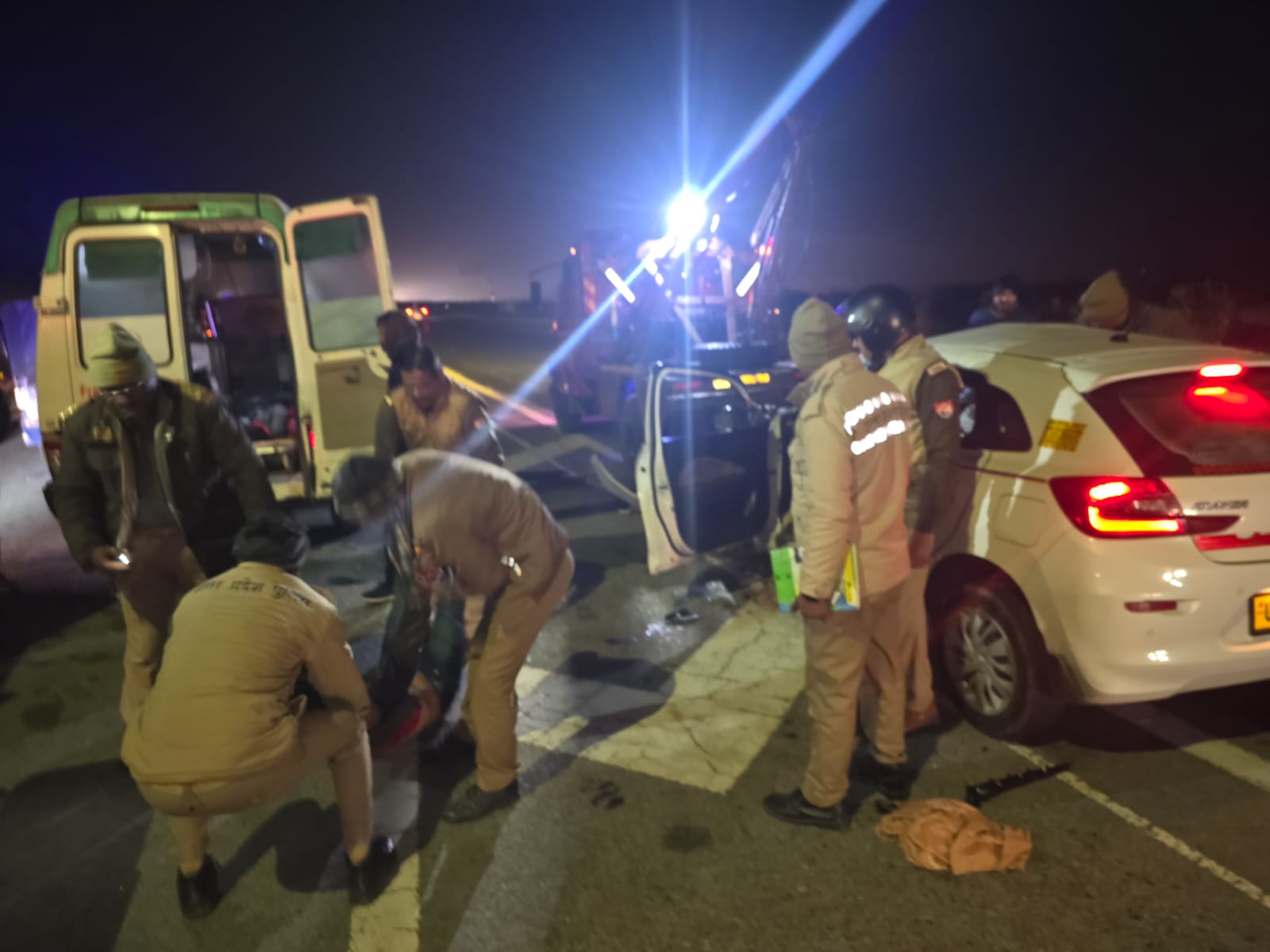 मौके पर मदद करती पुलिस टीम मौके पर मदद करती पुलिस टीम