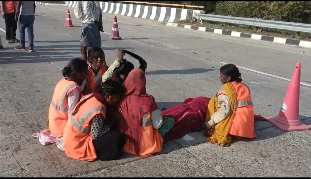 सड़क पर काम कर रहे मजदूरों को इनोवा कार ने रौदा दो महिला मजदूरों की मौत एक गंभीर ,मौके पर शव के साथ रोते बिलखते परिजन