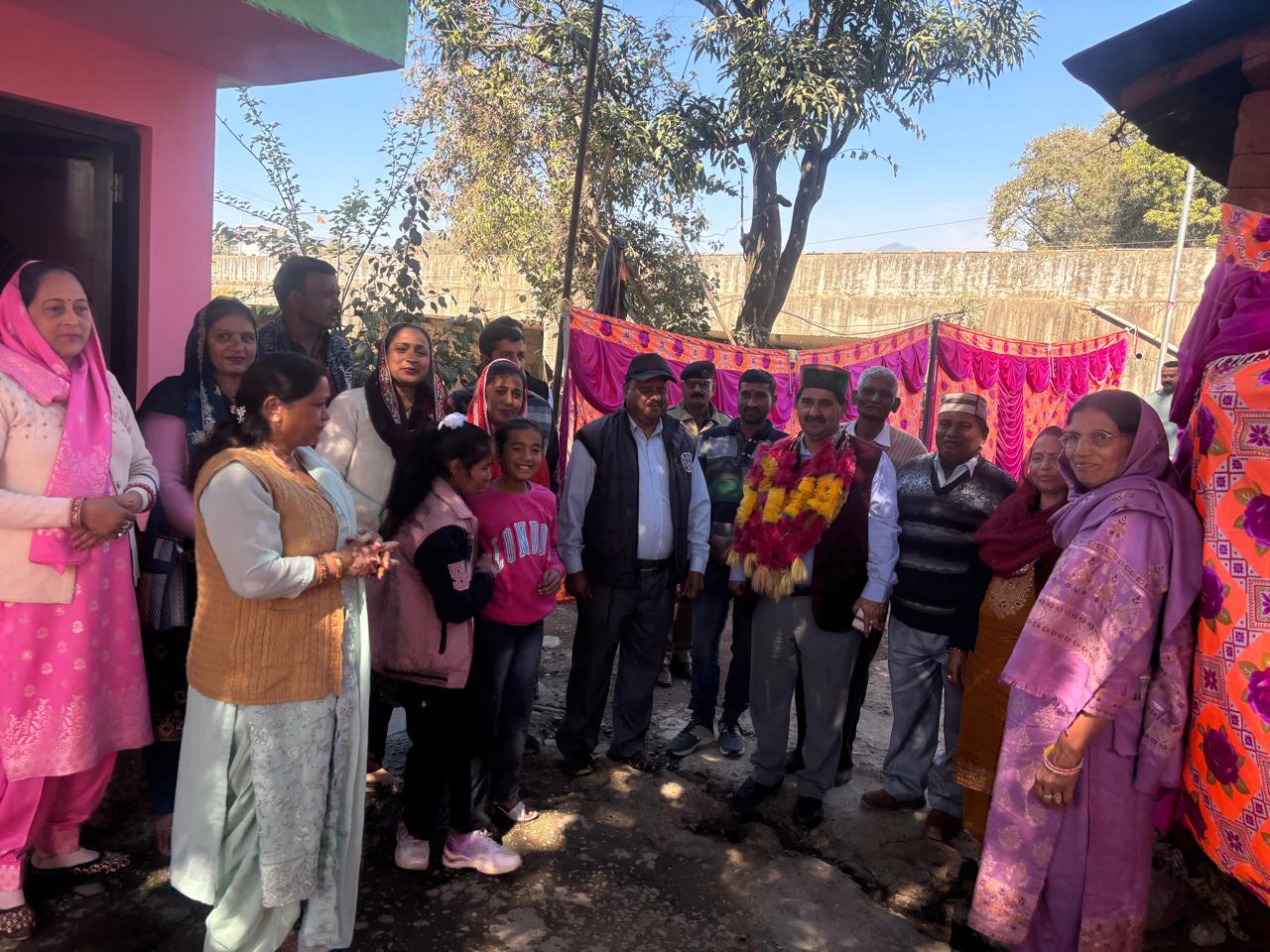 उपमुख्य सचेतक का स्वागत करते हुए लोग। उपमुख्य सचेतक का स्वागत करते हुए लोग।