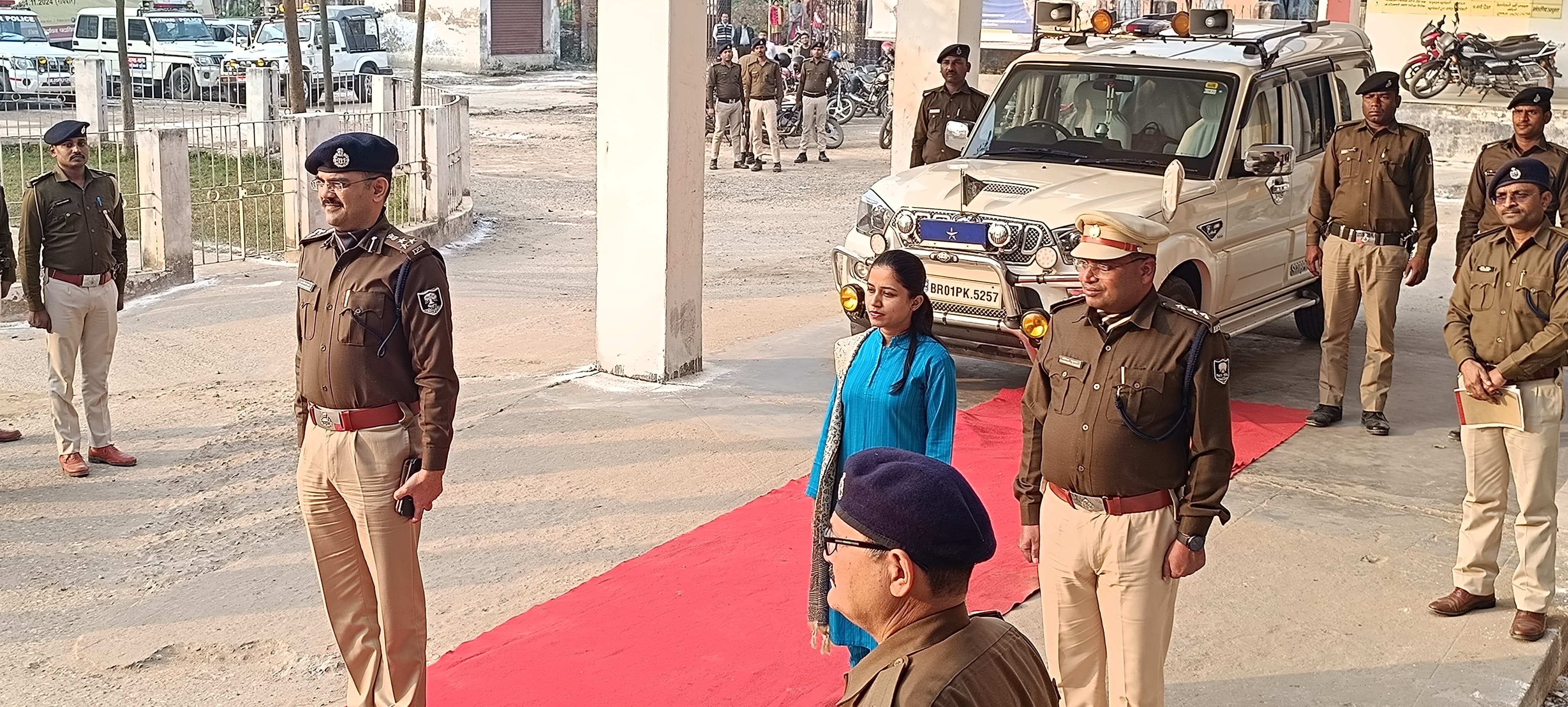 डीआईजी को गार्ड आफ आनर देते पुलिस कर्मी डीआईजी को गार्ड आफ आनर देते पुलिस कर्मी