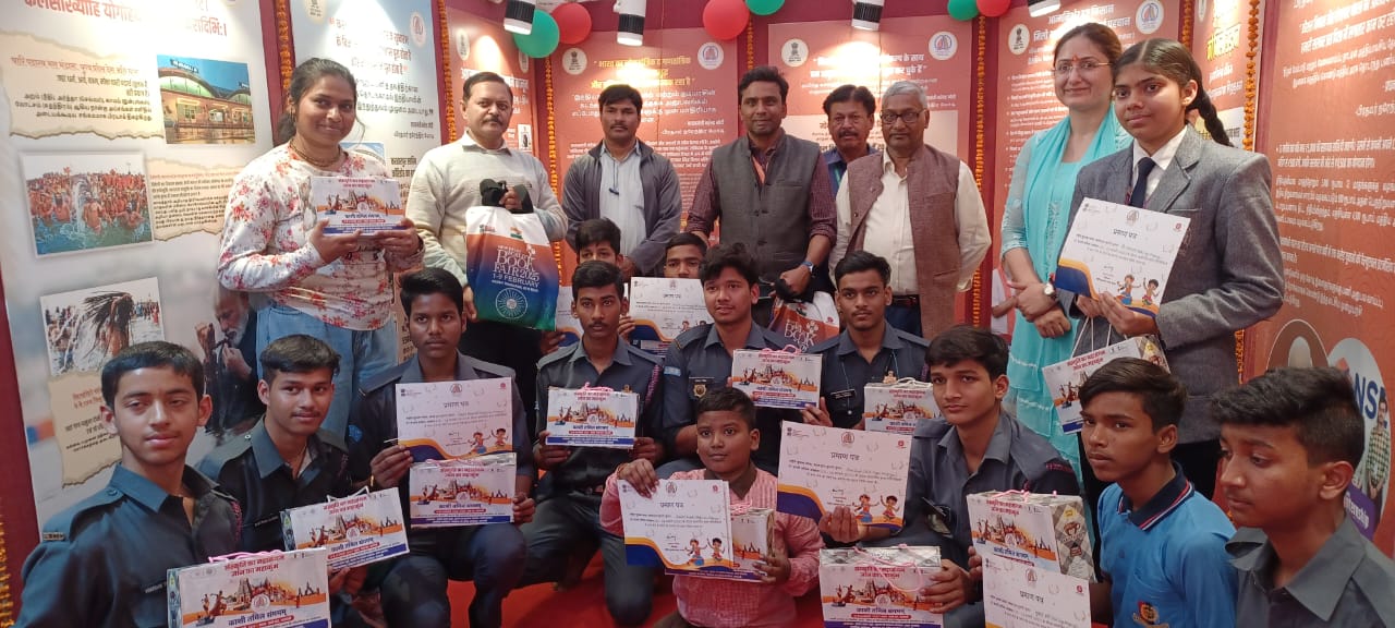 काशी तमिल संगमम 3 के प्रश्नोत्तरी कार्यक्रम में विजेता छात्र काशी तमिल संगमम 3 के प्रश्नोत्तरी कार्यक्रम में विजेता छात्र