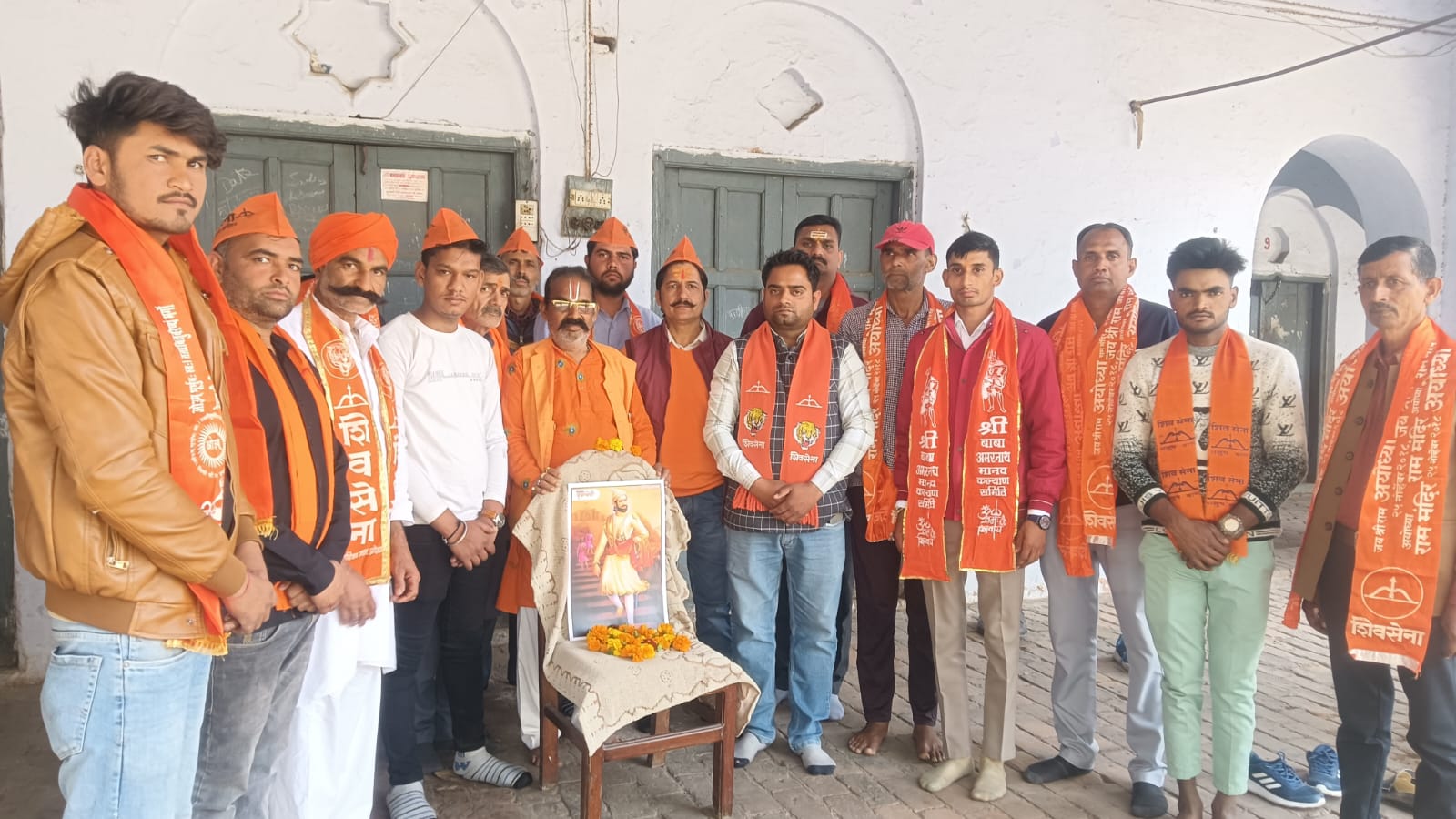 शिवाजी महाराज को श्रद्धा सुमन अर्पित करते शिवसेना शिवाजी महाराज को श्रद्धा सुमन अर्पित करते शिवसेना