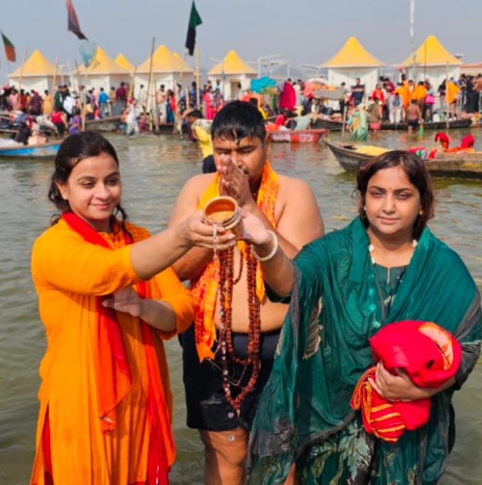 भाजपा महिला मोर्चा की प्रदेश उपाध्यक्ष प्रिया अग्रवाल ने परिवार संग महाकुंभ में लगाई डुबकी