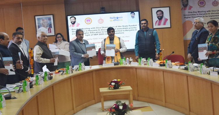 19 Snp-4 सोनीपत: हरियाणा के शिक्षा मंत्री महीपाल ढांडा दीनबंधु छोटू राम विज्ञान एवं प्रौद्योगिकी विश्वविद्यालय मुरथल, सोनीपत में राष्ट्रीय शिक्षा नीति 2020 को लागू करने के लिए प्रदेश के विश्वविद्यालयों की बैठक न्यूज लैटर का विमोचान करते हुए। 19 Snp-4 सोनीपत: हरियाणा के शिक्षा मंत्री महीपाल ढांडा दीनबंधु छोटू राम विज्ञान एवं प्रौद्योगिकी विश्वविद्यालय मुरथल, सोनीपत में राष्ट्रीय शिक्षा नीति 2020 को लागू करने के लिए प्रदेश के विश्वविद्यालयों की बैठक न्यूज लैटर का विमोचान करते हुए।