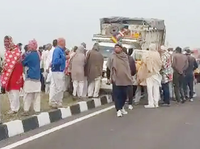 महिंद्रा पिकअप गाड़ी दुर्घटनाग्रस्त के पास उपस्थित लोग महिंद्रा पिकअप गाड़ी दुर्घटनाग्रस्त के पास उपस्थित लोग