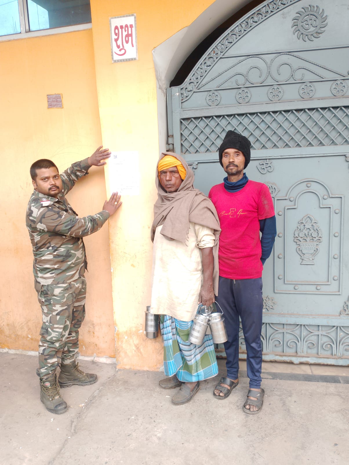 इश्तिहार चिपकाती पुलिस