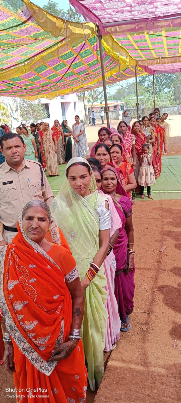 मतदान केंद्रों पर सुबह से ही लगीं मतदाताओं की लंबी कतारें मतदान केंद्रों पर सुबह से ही लगीं मतदाताओं की लंबी कतारें