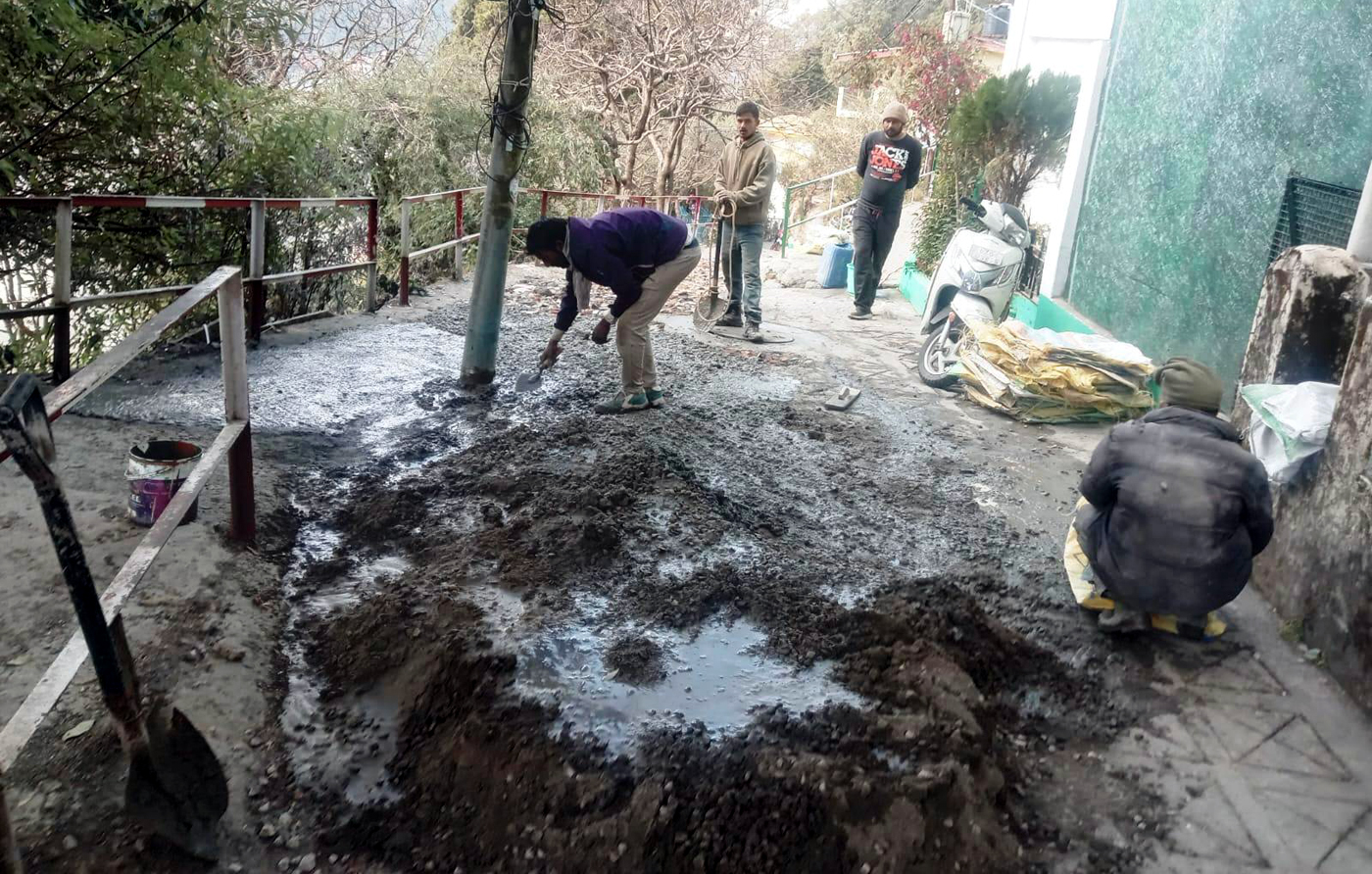 माउंट रोड कंपाउंड क्षेत्रवासियों के चंदे से मार्ग की मरम्मत करते मजदूर। माउंट रोड कंपाउंड क्षेत्रवासियों के चंदे से मार्ग की मरम्मत करते मजदूर।