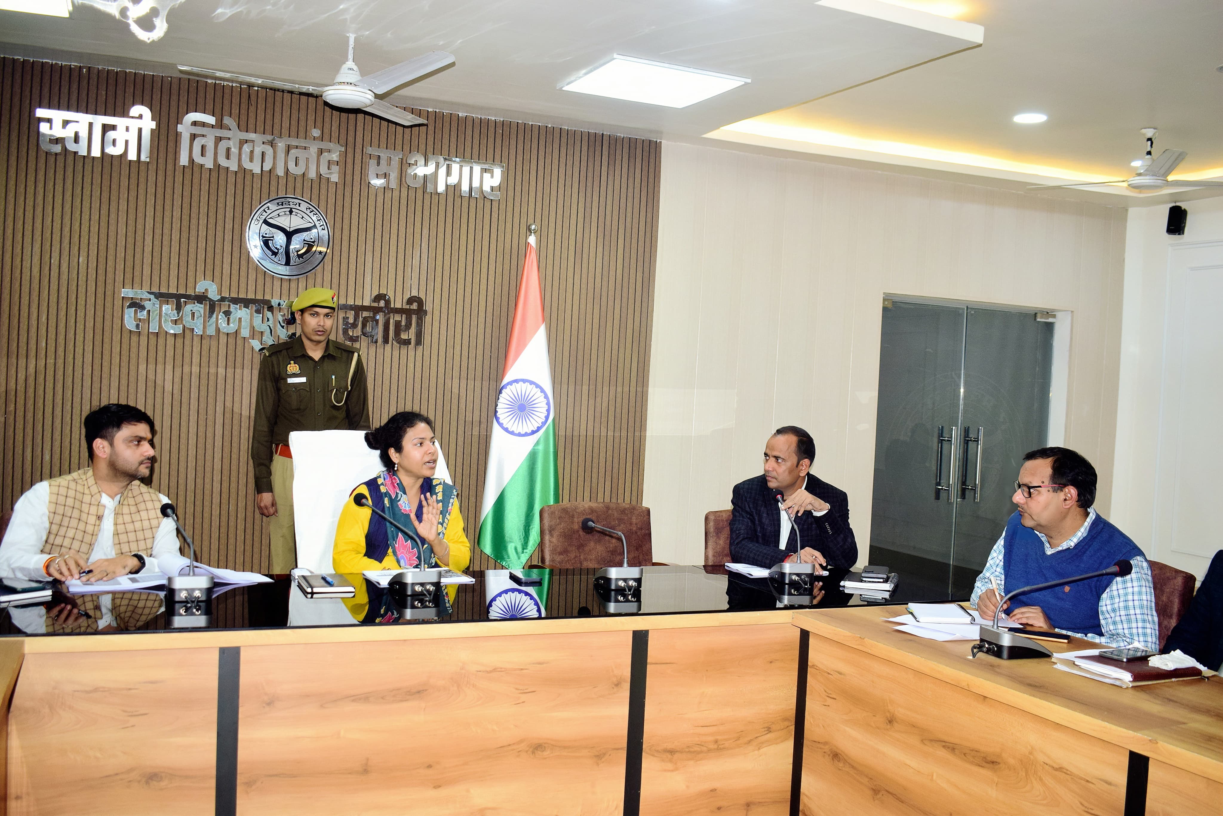 बैठक में अधिकारियों को निर्देश देती हुई डीएम दुर्गा शक्ति नागपाल बैठक में अधिकारियों को निर्देश देती हुई डीएम दुर्गा शक्ति नागपाल
