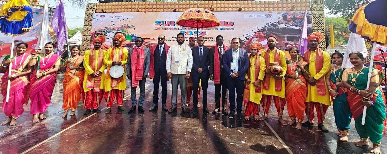 38 वें सूरजकुंड अंतरराष्टï्रीय शिल्प मेला में बड़ी चौपाल पर गोवा दिवस के अवसर पर मनमोहक प्रस्तुतियां देते गोवा के कलाकार। 38 वें सूरजकुंड अंतरराष्टï्रीय शिल्प मेला में बड़ी चौपाल पर गोवा दिवस के अवसर पर मनमोहक प्रस्तुतियां देते गोवा के कलाकार।