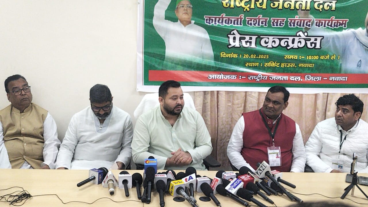 प्रेसवार्ता में तेजस्वी प्रेसवार्ता में तेजस्वी