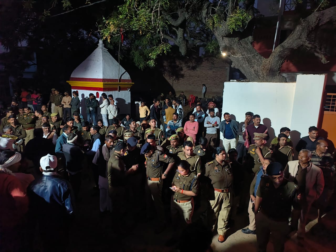 गांव में शव पहुंचते ही लोगों की जुटी भीड़ गांव में शव पहुंचते ही लोगों की जुटी भीड़