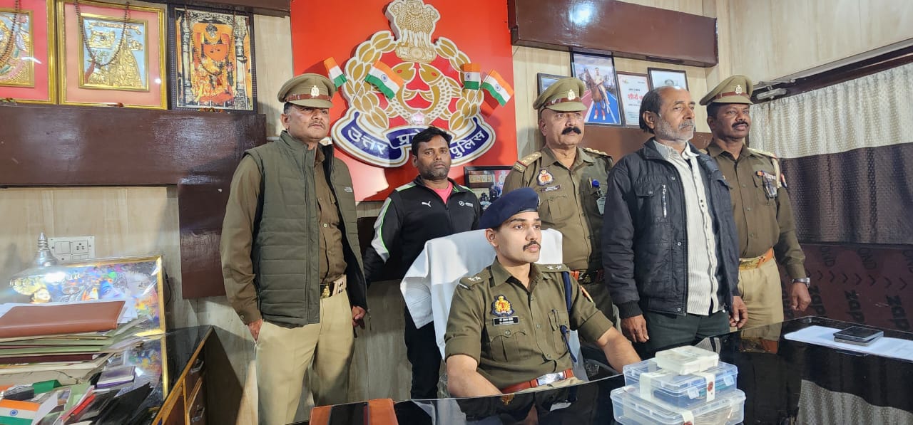 गिरफ्तार तस्कर के साथ एसीपी भेलूपुर,लंका पुलिस एवं एएनटीएफ प्रयागराज टीम गिरफ्तार तस्कर के साथ एसीपी भेलूपुर,लंका पुलिस एवं एएनटीएफ प्रयागराज टीम