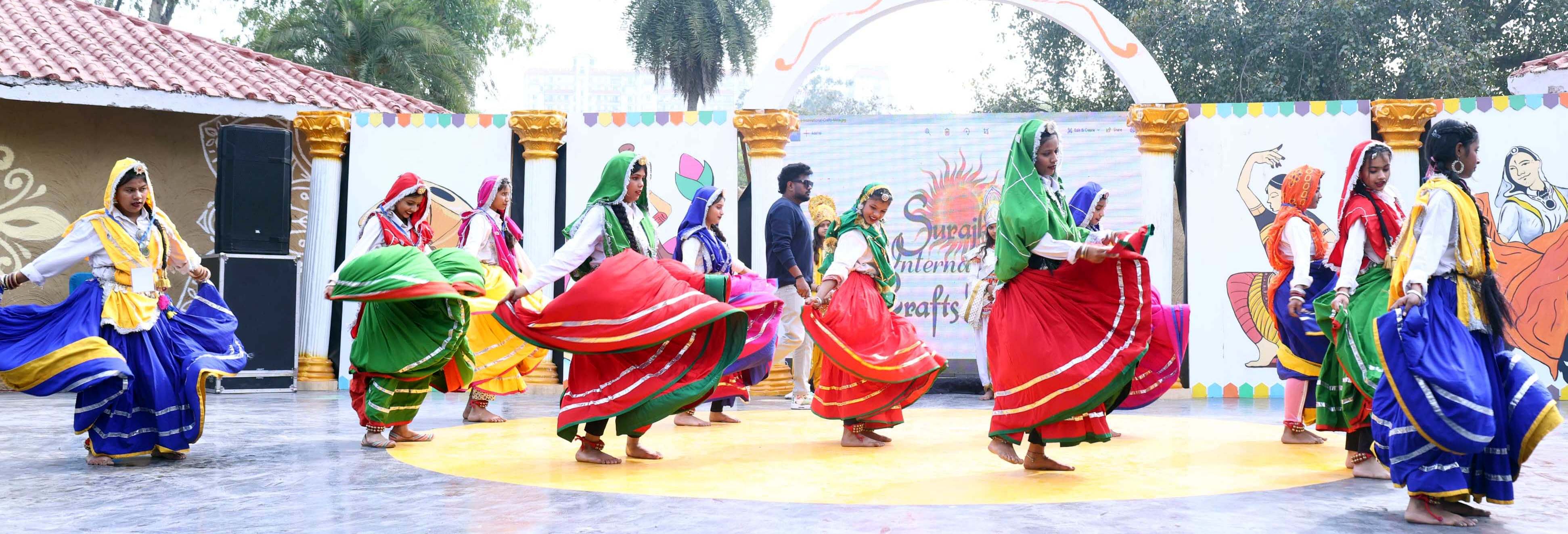 सूरजकुंड मेला परिसर में विभिन्न मंचों पर सांस्कृतिक कार्यक्रमों की प्रस्तुति देते कलाकार। सूरजकुंड मेला परिसर में विभिन्न मंचों पर सांस्कृतिक कार्यक्रमों की प्रस्तुति देते कलाकार।