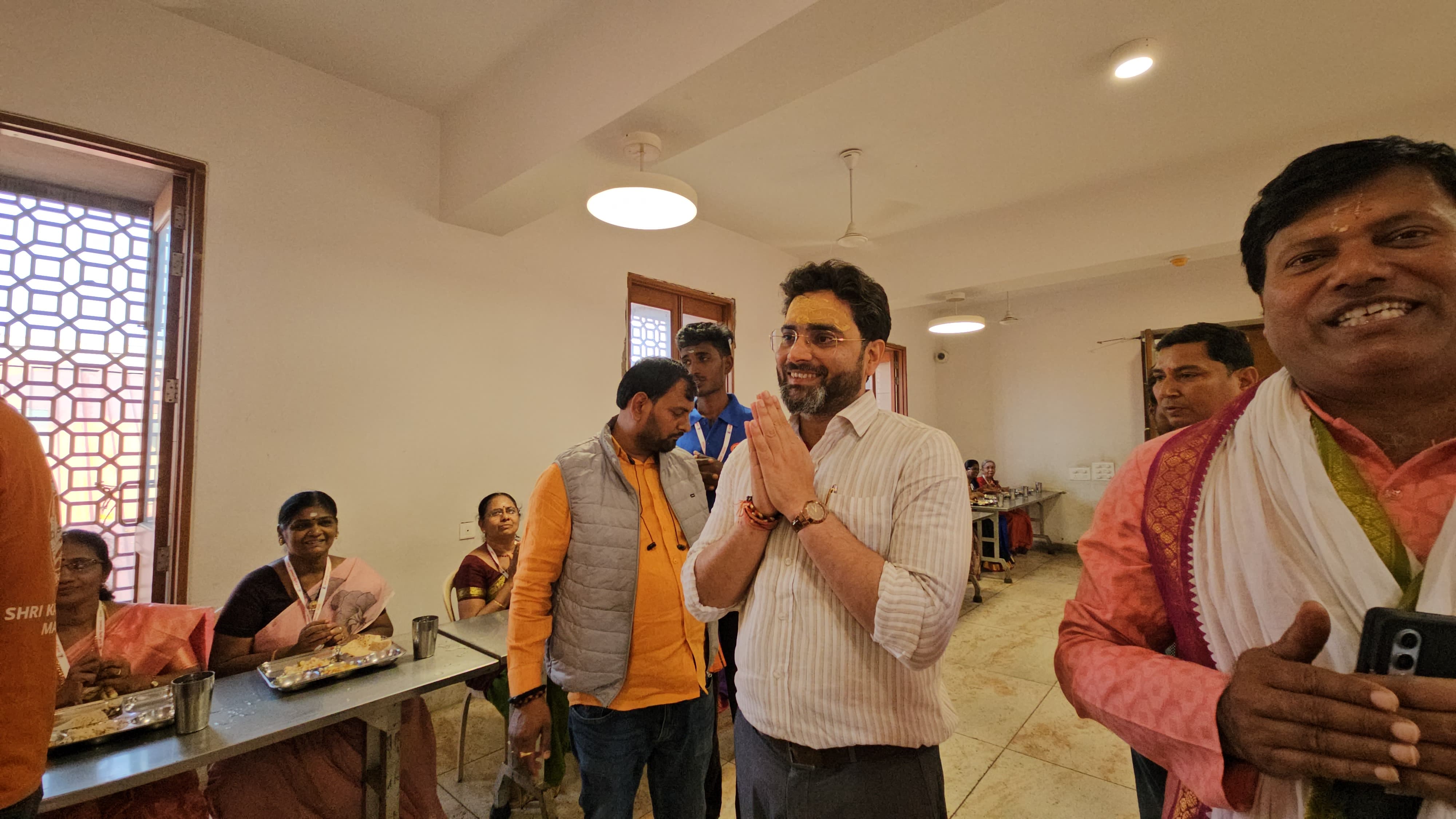 धाम में भोजन करते तमिल मेहमान धाम में भोजन करते तमिल मेहमान