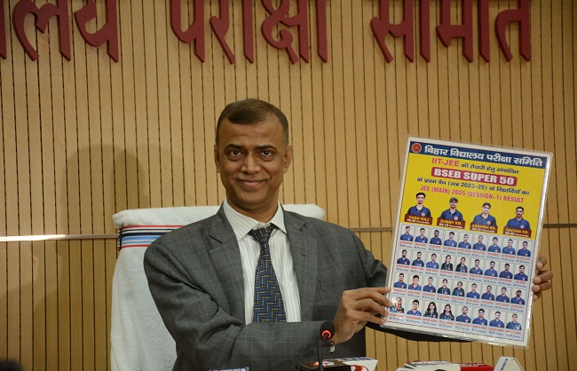 बीएसईबी के चैयरमैन आनंद किशोर संवाददाता सम्मेलन के दौरान बीएसईबी के चैयरमैन आनंद किशोर संवाददाता सम्मेलन के दौरान