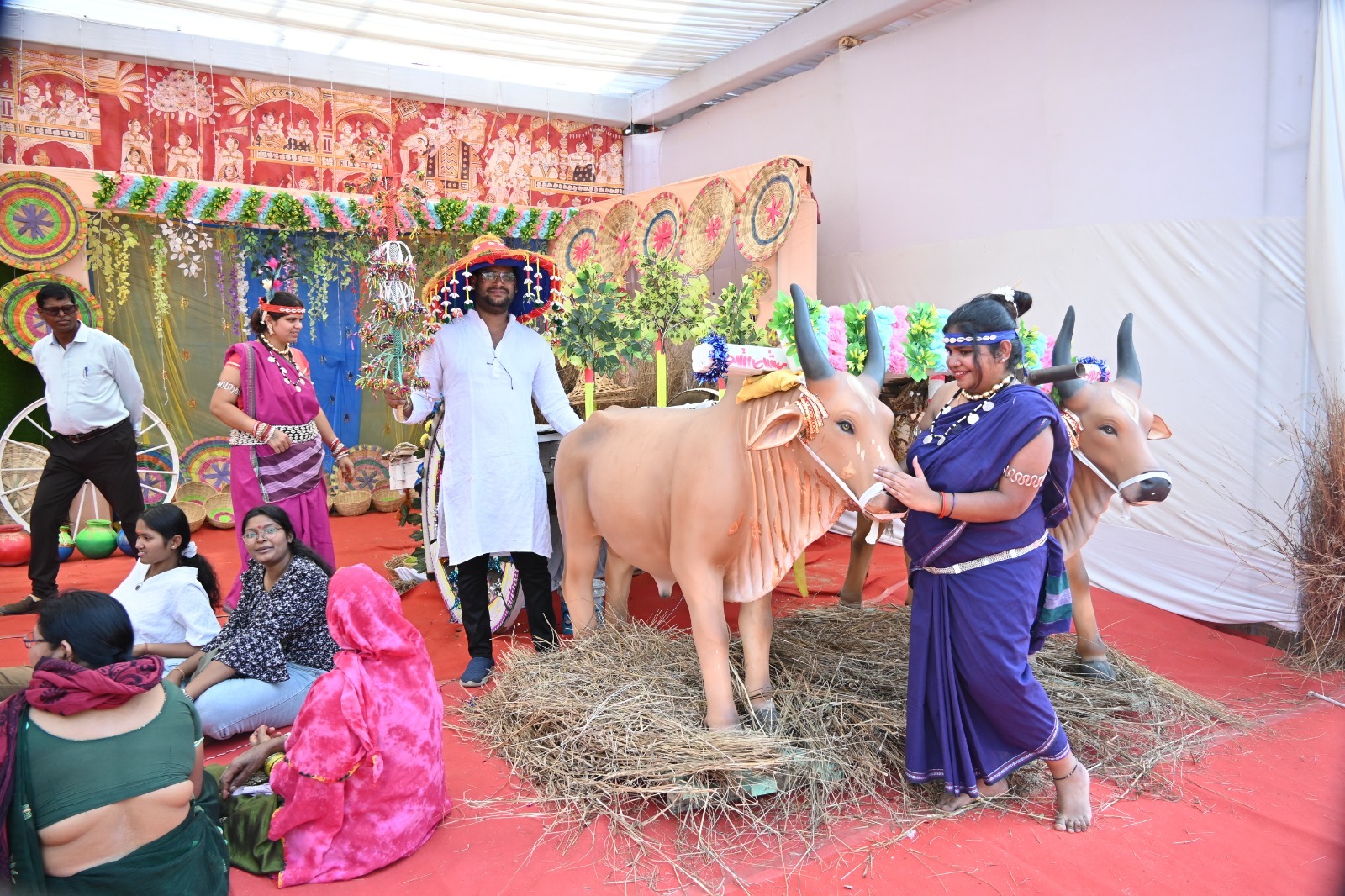 राजिम कुंभ कल्प में बनाए गए सेल्फी जोन में फोटो खिंचवाते हुए लोग। राजिम कुंभ कल्प में बनाए गए सेल्फी जोन में फोटो खिंचवाते हुए लोग।