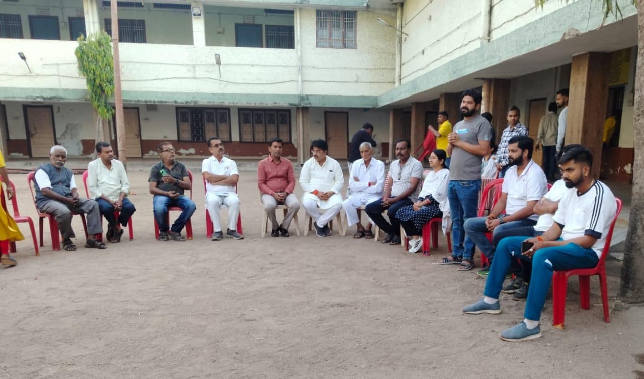 ननि द्वारा लगाई गई चौपाल में अपनी बात रखते हुए वार्डवासी। ननि द्वारा लगाई गई चौपाल में अपनी बात रखते हुए वार्डवासी।
