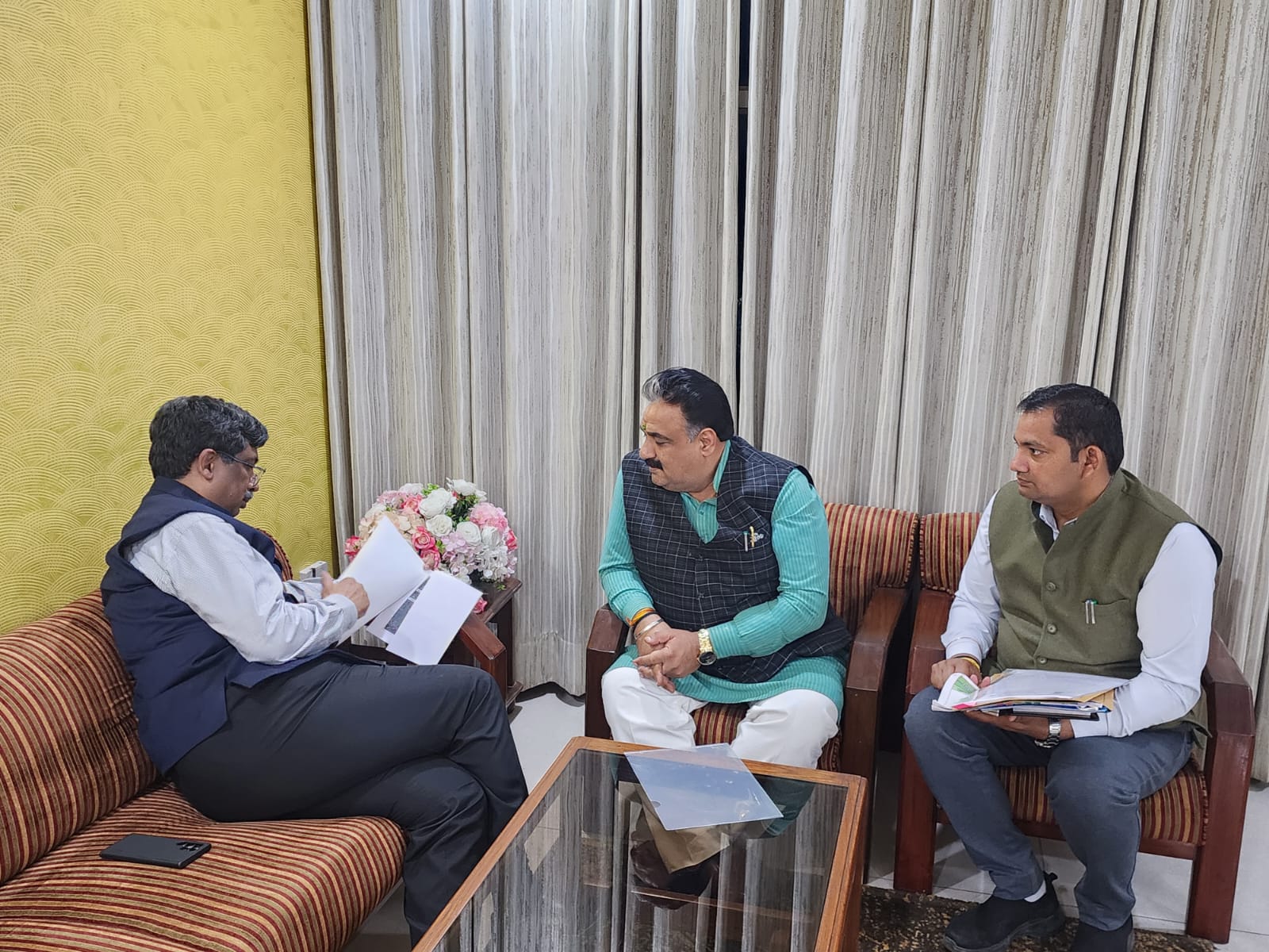 बातचीत करते हुए डिप्टी स्पीकर डा. कृष्ण मिड्ढा। बातचीत करते हुए डिप्टी स्पीकर डा. कृष्ण मिड्ढा।