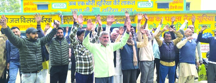 हंगामा करते किसान