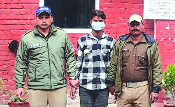 पुलिस गिरफ्त में आरोपित पुलिस गिरफ्त में आरोपित