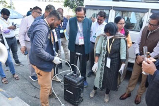 निरीक्षण करते निरीक्षण करते