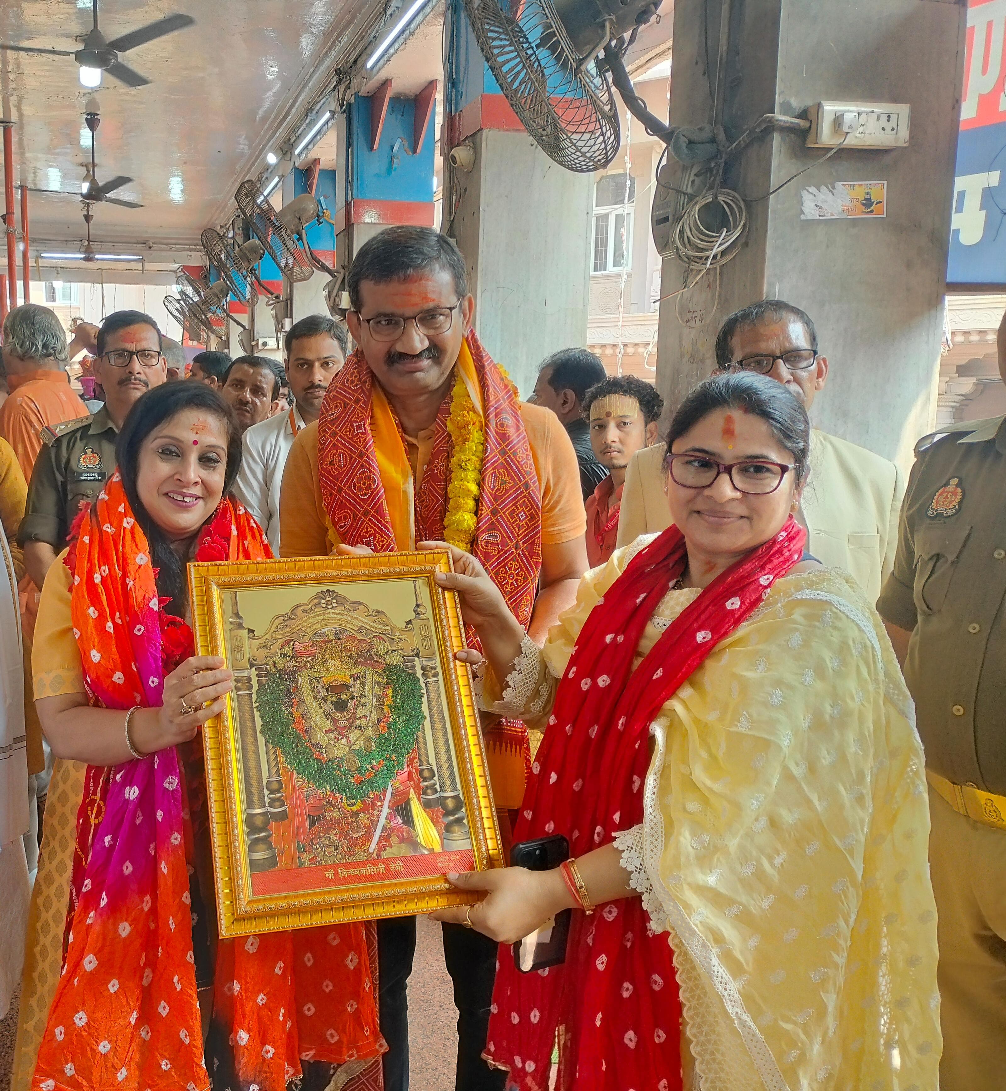 गुजरात के डीजीपी ने किया मां विंध्यवासिनी का दर्शन-पूजन गुजरात के डीजीपी ने किया मां विंध्यवासिनी का दर्शन-पूजन