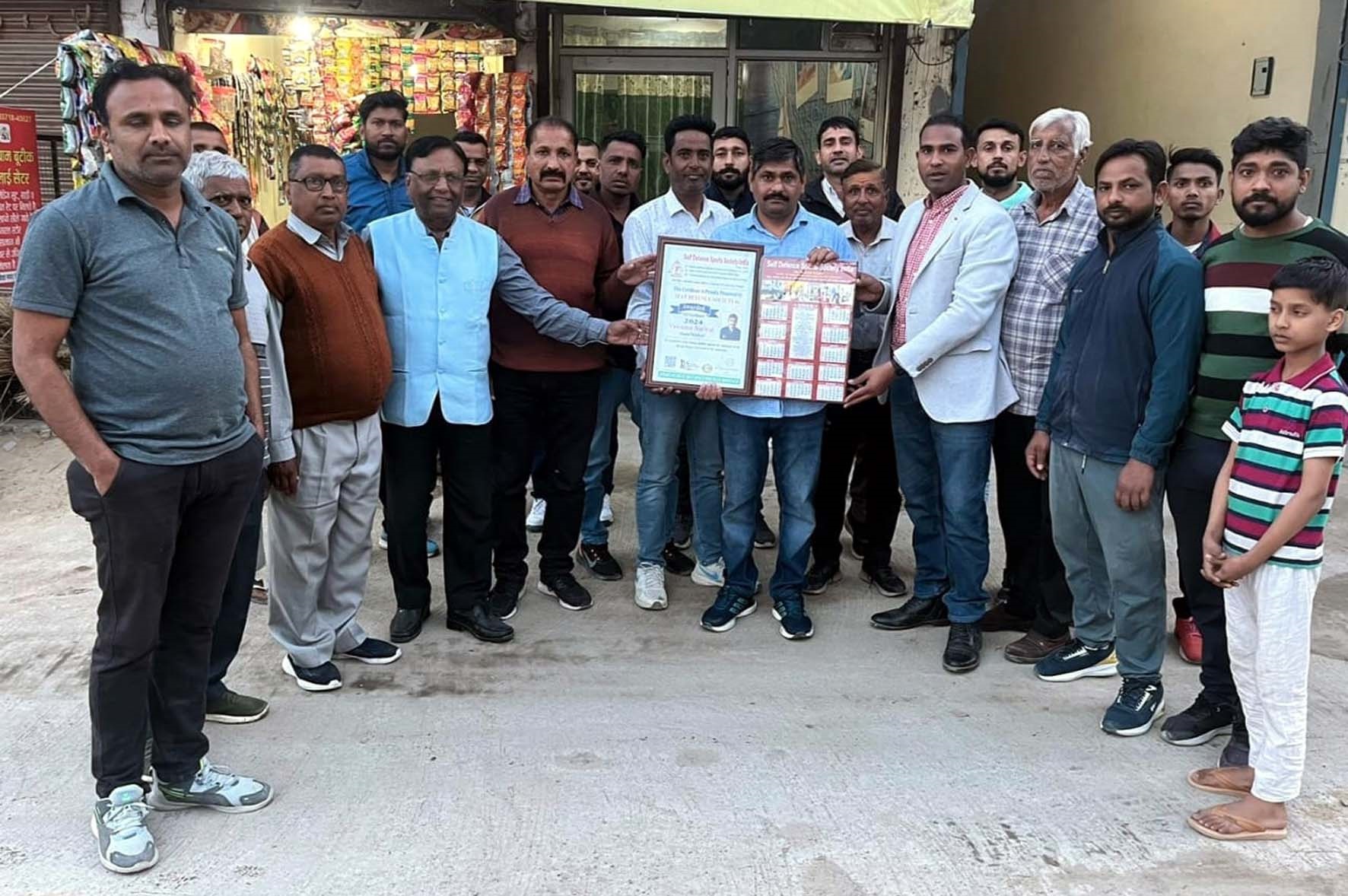 वीरेन्द्र नरवाल को सम्मानित करते इंटरनेशनल कोच रोहताश कुमार। वीरेन्द्र नरवाल को सम्मानित करते इंटरनेशनल कोच रोहताश कुमार।