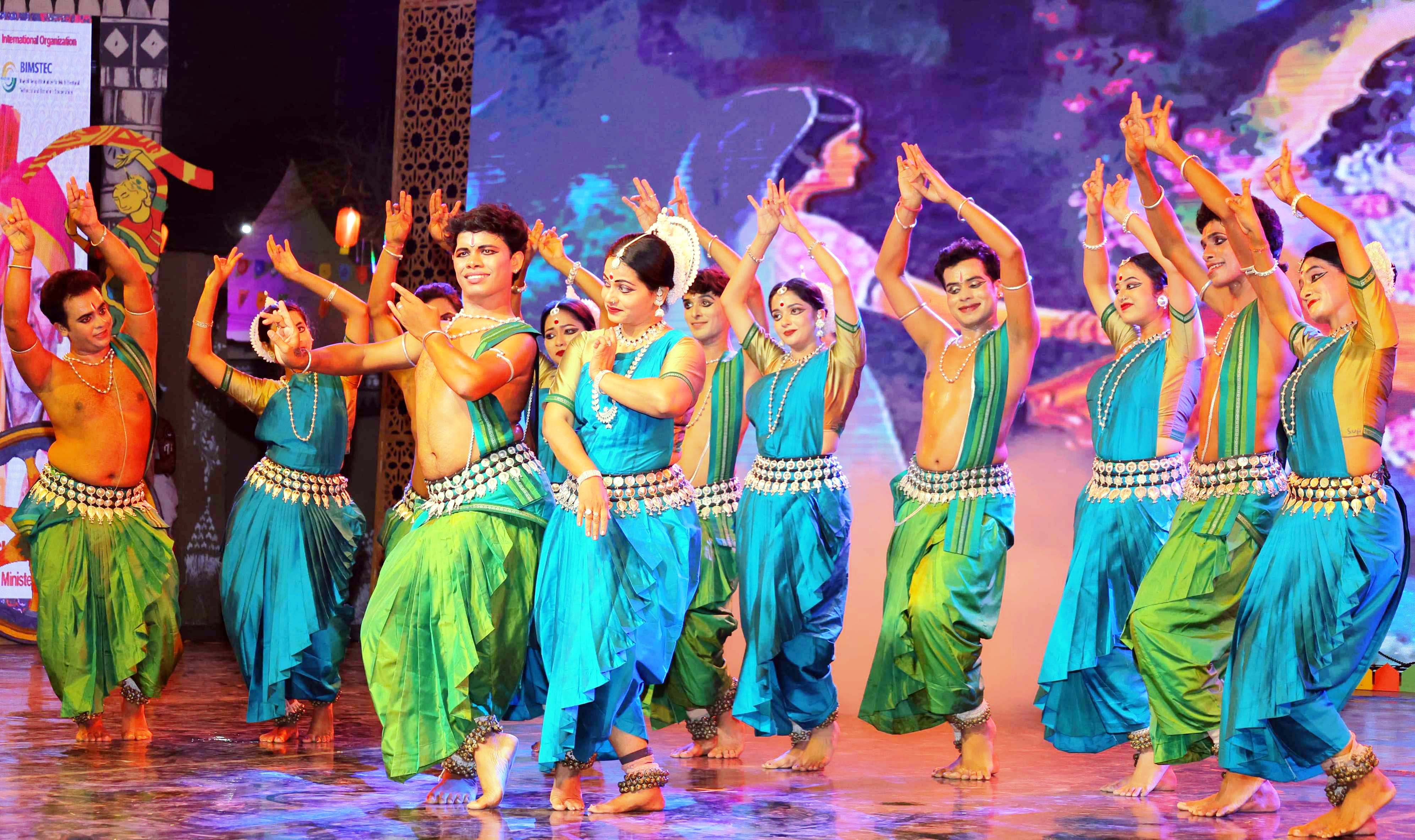 अंतरराष्ट्रीय शिल्प मेला में बड़ी चौपाल पर दर्शकों के समक्ष प्रस्तुति देते ओडिशा के लोक कलाकार। अंतरराष्ट्रीय शिल्प मेला में बड़ी चौपाल पर दर्शकों के समक्ष प्रस्तुति देते ओडिशा के लोक कलाकार।