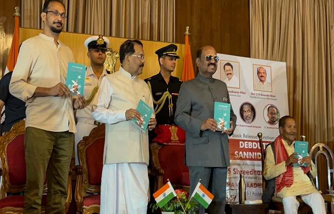 'देवदुतेर सन्निध्ये' पुस्तक का विमोचन करते राज्यपाल सी.वी.आनंद बोस 'देवदुतेर सन्निध्ये' पुस्तक का विमोचन करते राज्यपाल सी.वी.आनंद बोस