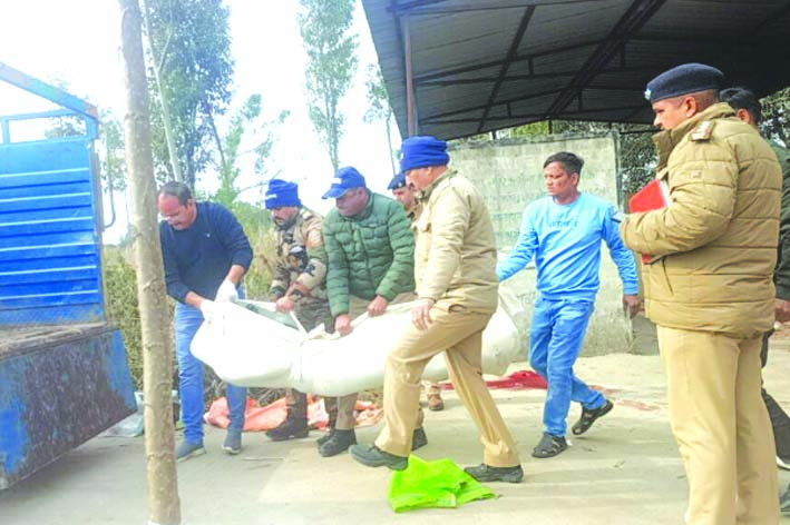 मृतक का शव ले जाती पुलिस मृतक का शव ले जाती पुलिस