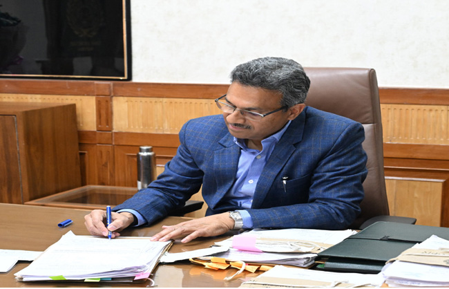 वरिष्ठ आईएएस अनुराग रस्ताेगी मुख्य सचिव का पदभार संभालते हुए
