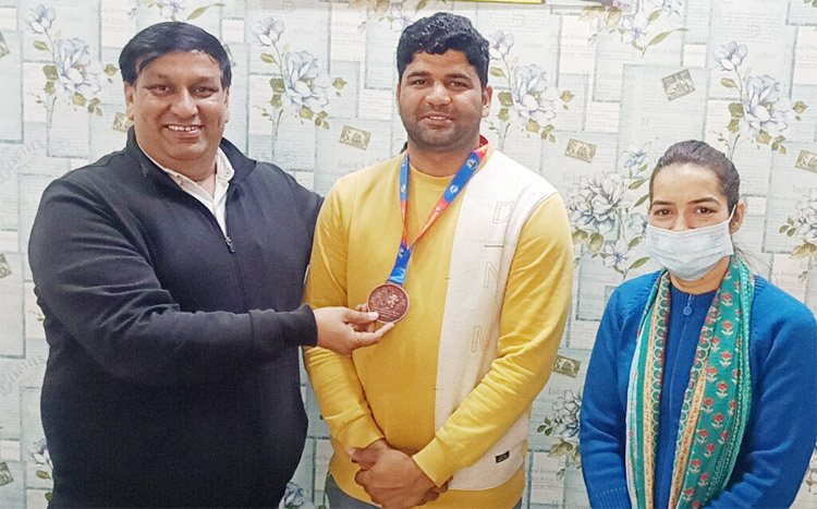 20 Snp-6 सोनीपत: अमित आर्य को सम्मानित करते अनीश कुमार दहिया 20 Snp-6 सोनीपत: अमित आर्य को सम्मानित करते अनीश कुमार दहिया