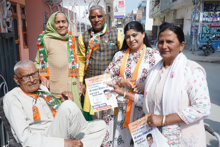 20 Snp-9 सोनीपत कांग्रेस प्रत्याशी के लिए वोट मांगते समर्थक 20 Snp-9 सोनीपत कांग्रेस प्रत्याशी के लिए वोट मांगते समर्थक