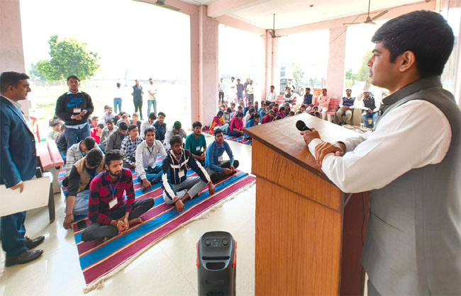 जाटुसाना गौशाला में राष्ट्रीय सेवा योजना के तहत आयोजित साप्ताहिक कैंप को संबोधित करते हुए उपायुक्त अभिषेक मीणा। जाटुसाना गौशाला में राष्ट्रीय सेवा योजना के तहत आयोजित साप्ताहिक कैंप को संबोधित करते हुए उपायुक्त अभिषेक मीणा।