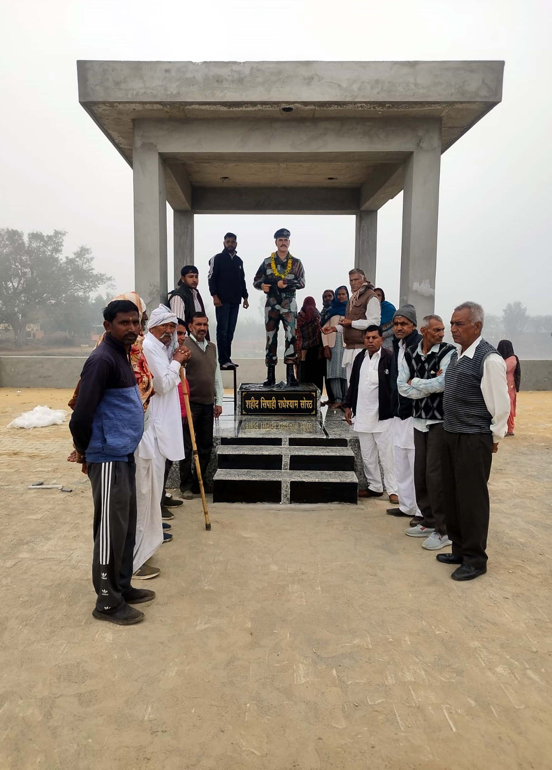 तलवंडी राणा में शहीद की प्रतिमा स्थापित करते ग्रामीण। तलवंडी राणा में शहीद की प्रतिमा स्थापित करते ग्रामीण।