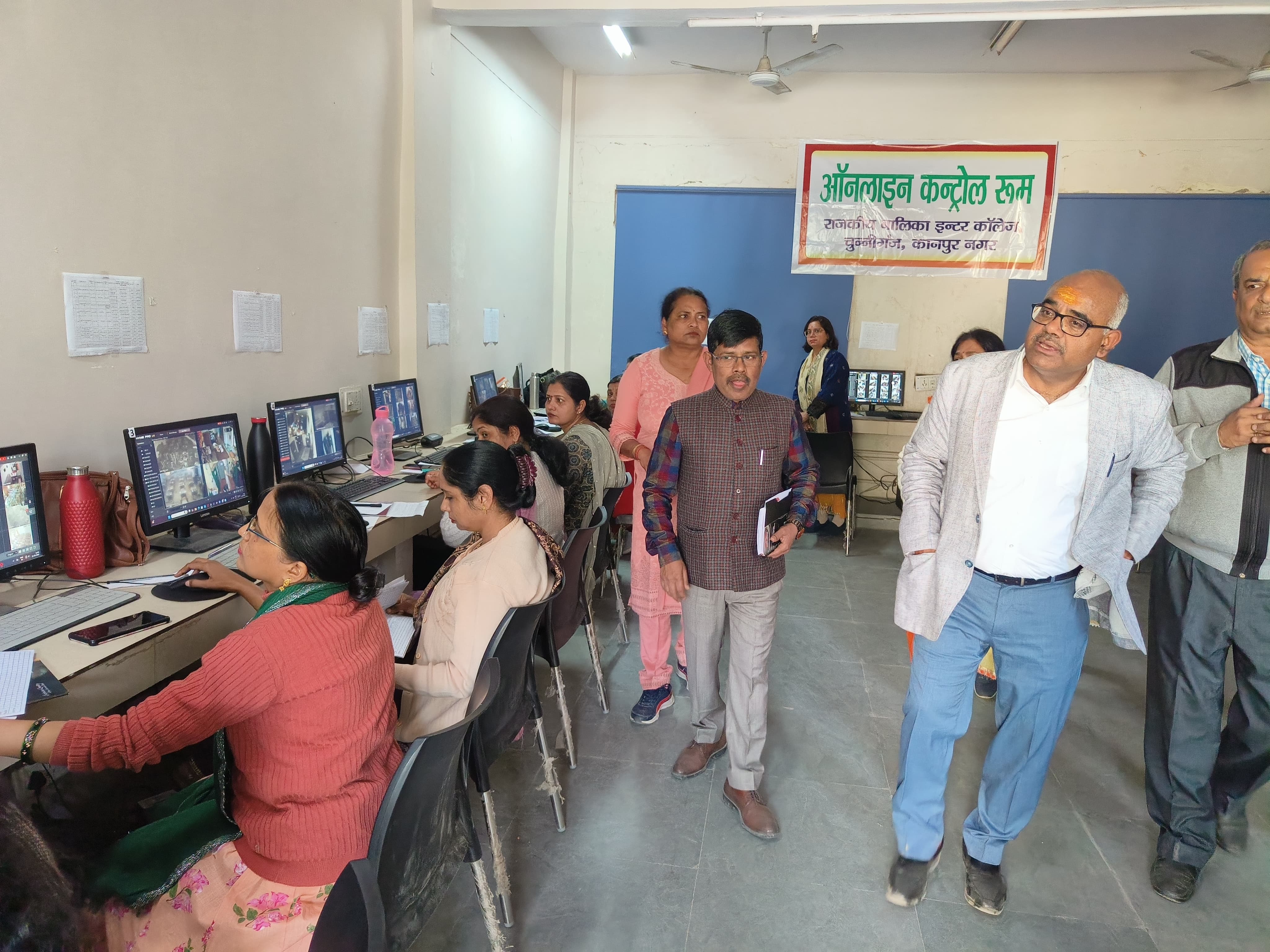 निरीक्षण करते जिलाधिकारी निरीक्षण करते जिलाधिकारी
