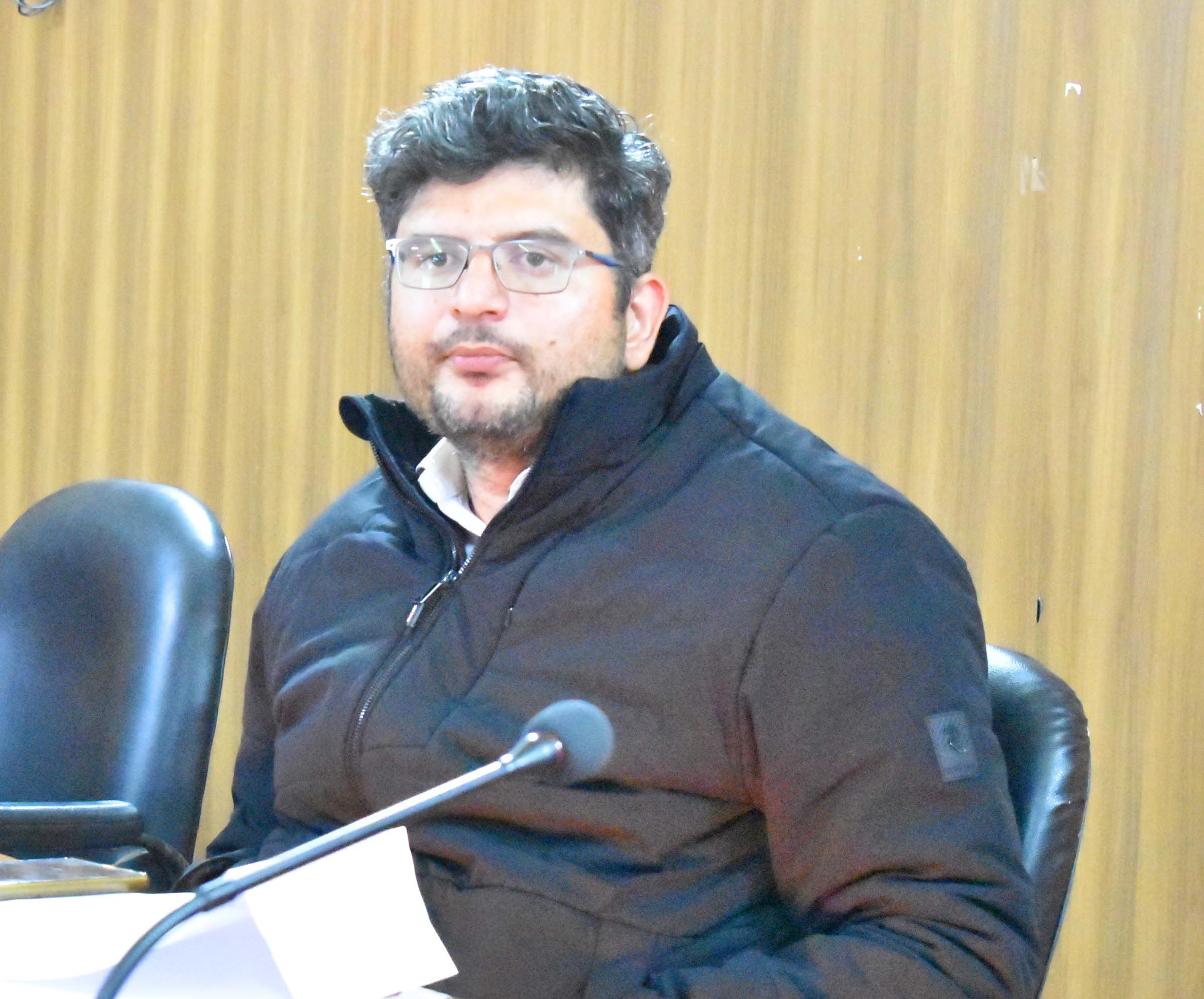 गोपेश्वर में जल संस्थान की योजनाओं की समीक्षा बैठक लेते हुए डीएम। गोपेश्वर में जल संस्थान की योजनाओं की समीक्षा बैठक लेते हुए डीएम।