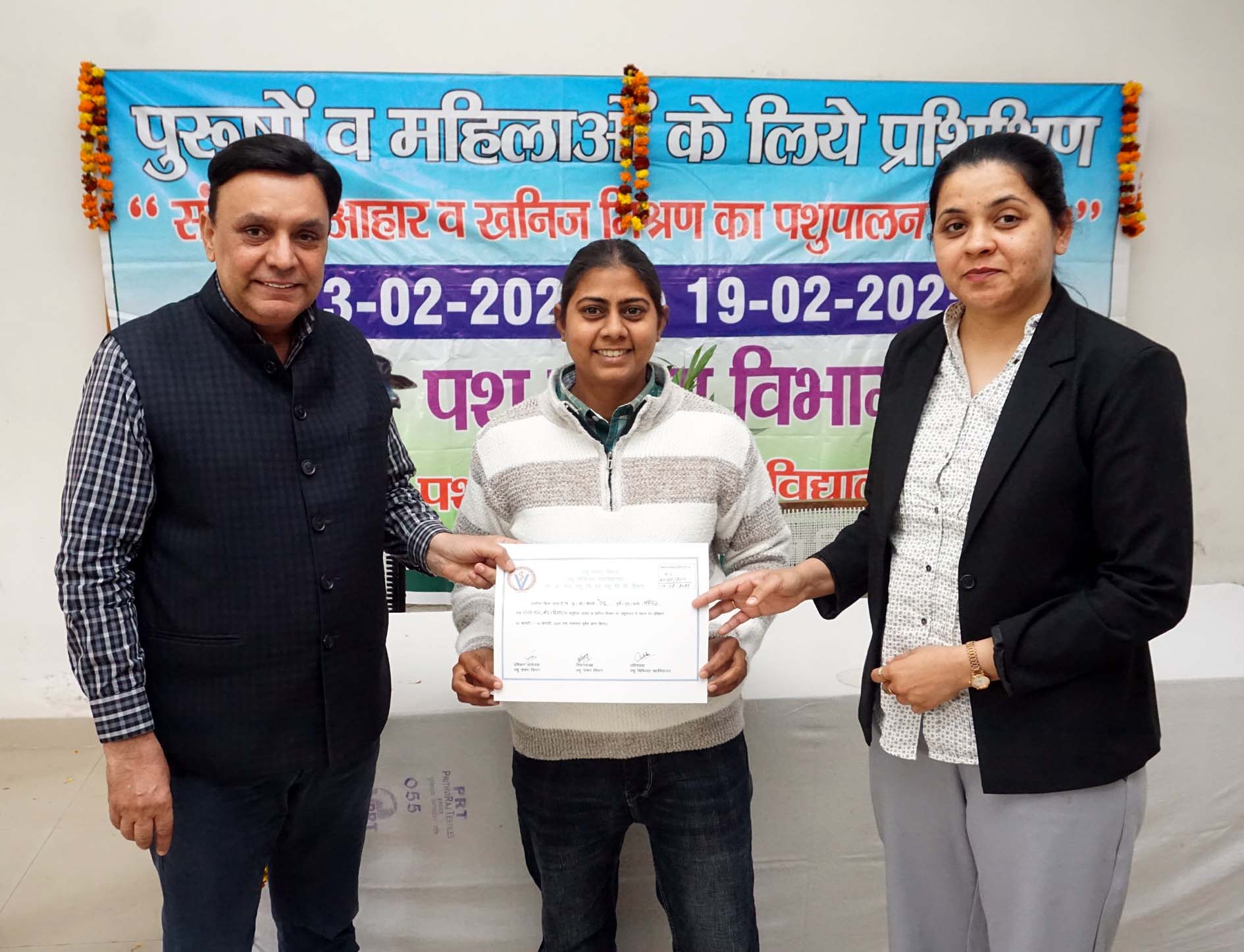 प्रशिक्षनार्थियों को प्रमाण-पत्र वितरित करते हुए मुख्य अतिथि डा. सज्जन सिहाग, साथ हैं प्रशिक्षण संयोजक व अन्य वैज्ञानिक। प्रशिक्षनार्थियों को प्रमाण-पत्र वितरित करते हुए मुख्य अतिथि डा. सज्जन सिहाग, साथ हैं प्रशिक्षण संयोजक व अन्य वैज्ञानिक।