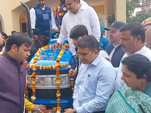 पलवल में सफाई कर्मियों को ट्रैकटर ट्राली सौंपते हुए मंत्री गौरव गौत्तम। पलवल में सफाई कर्मियों को ट्रैकटर ट्राली सौंपते हुए मंत्री गौरव गौत्तम।