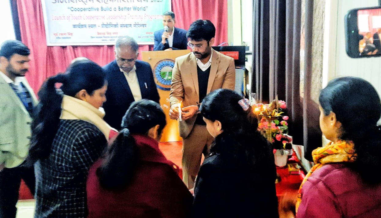 युवा सहकारी नेतृत्व प्रशिक्षण का शुभारंभ करते हुए सीडीओ। युवा सहकारी नेतृत्व प्रशिक्षण का शुभारंभ करते हुए सीडीओ।