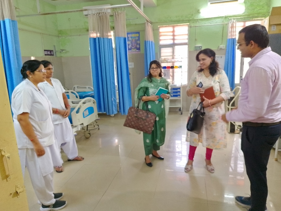 शिशु रोग वार्ड में आक्सीजन प्वाइंट का निरीक्षण करते हुए डा स्वाति शर्मा और डा तनुप्रिया। शिशु रोग वार्ड में आक्सीजन प्वाइंट का निरीक्षण करते हुए डा स्वाति शर्मा और डा तनुप्रिया।